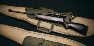Hvordan forbrukslån kan sikre deg det beste jaktutstyret black rifle with scope and brown gig bag