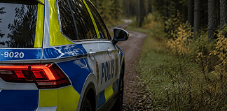 Tre menn varetektsfengslet etter mistanke om ulovlig elgjakt i Dalarna svensk politi i skogen